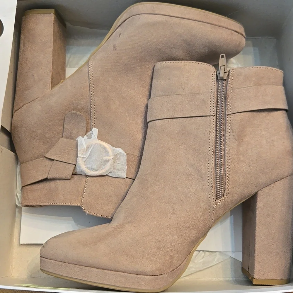 NWT LC Lauren Conrad Women's Gray Suede Heeled Boots SIZE 9.5 - Picture 7 of 7